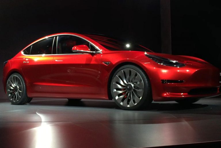 Tesla предлагает турбинные колеса, замеченные на прототипе Model 3 2