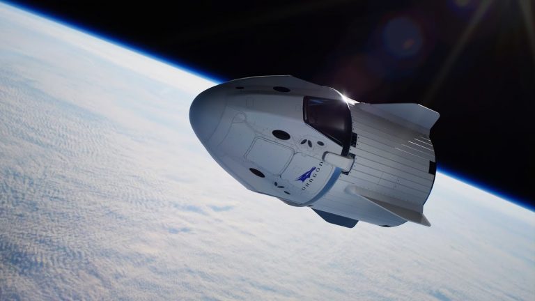Капсула экипажа SpaceX Crew Dragon возвращается на Землю 1