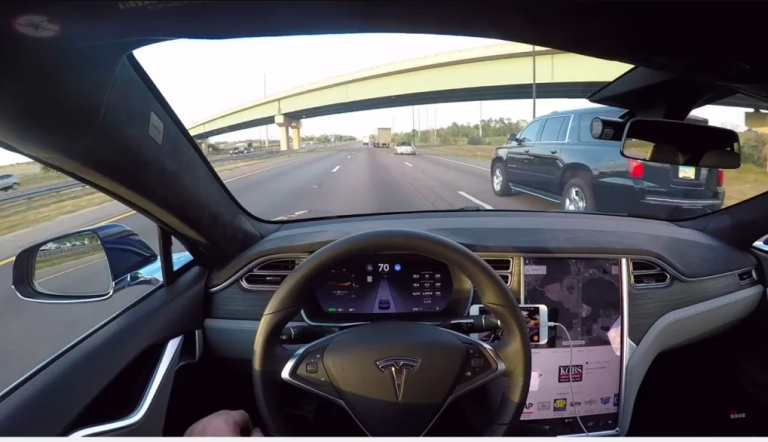 Tesla сообщает о меньшем количестве аварий по причине автопилота в первом квартале 11